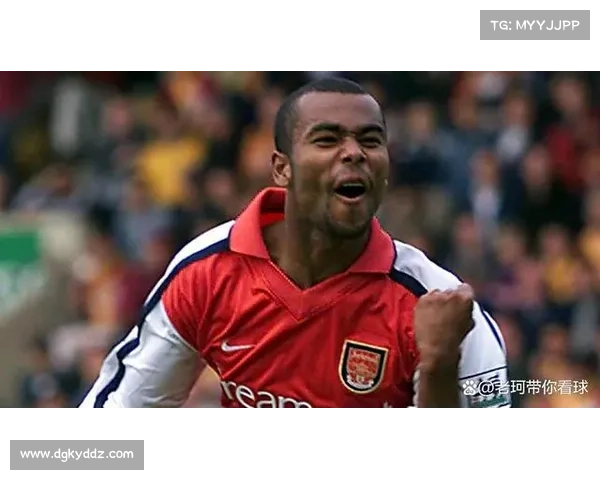 如何从战术角度分析阿什利科尔在球场上的踢球位置与角色变化